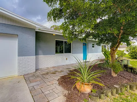 1092 SE Madison Ave, Stuart, FL 34996 photo 2