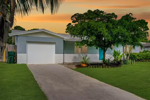 1092 SE Madison Ave, Stuart, FL 34996 photo 1