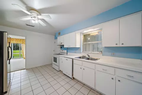 550 SW Manor Dr, Stuart, FL 34994 photo 9