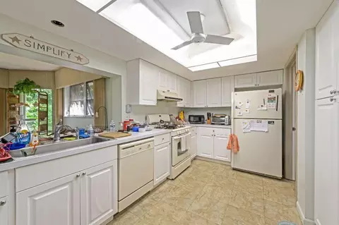 535 Forestview Dr, Atlantis, FL 33462 photo 11