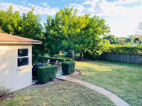 620 SE 5th St SE, Stuart, FL 34994 photo 9