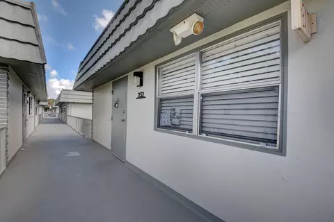232 Monaco E, Delray Beach, FL 33446 photo 2