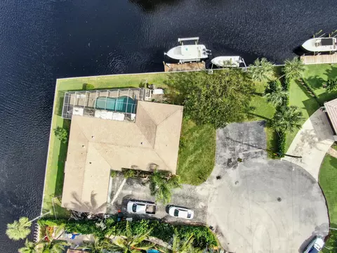 27 Leeward Cir, Tequesta, FL 33469 photo 2