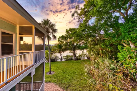 669 SW Linden St, Stuart, FL 34997 photo 2