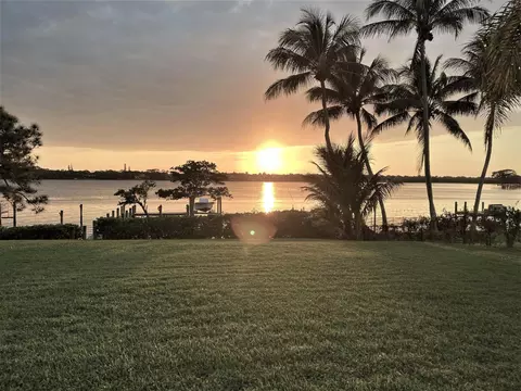 275 River Dr, Tequesta, FL 33469 photo 2