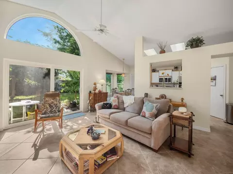 77 Maple Ln, Boynton Beach, FL 33436 photo 4