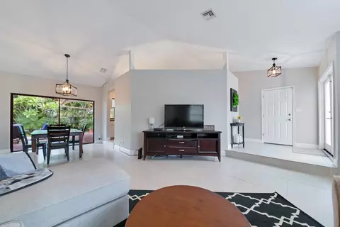 399 Apache Ln, Boca Raton, FL 33487 photo 4