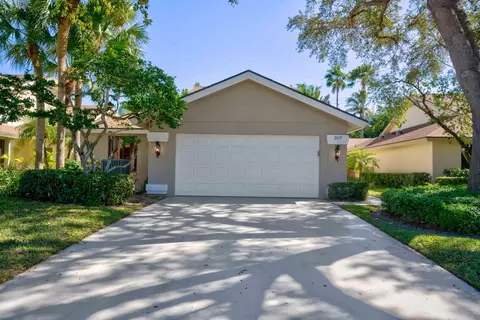 207 E River Park Dr, Jupiter, FL 33477 photo 2