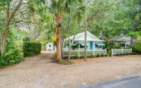 542 SW Halpatiokee St, Stuart, FL 34994 photo 2