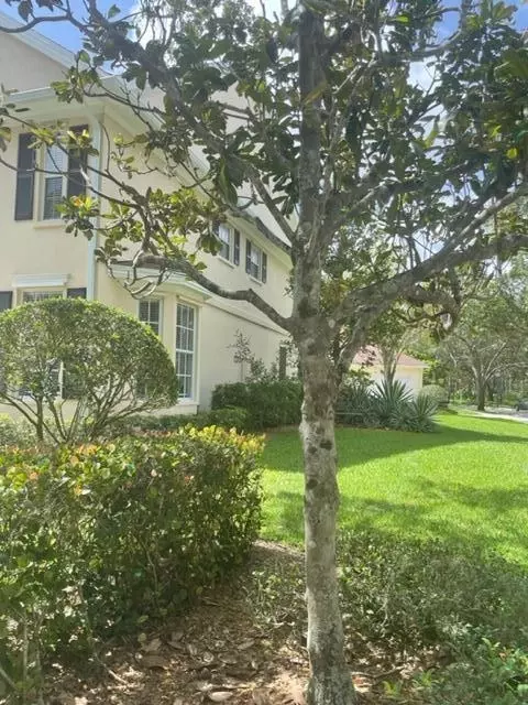 246 Iris Dr, Jupiter, FL 33458 photo 2