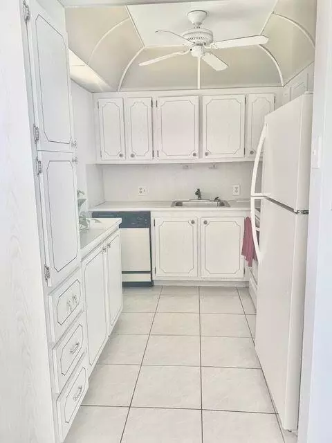 207 Suffolk E, Boca Raton, FL 33434 photo 2