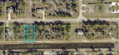 956 Candlelight Dr, Lehigh Acres, FL 33974