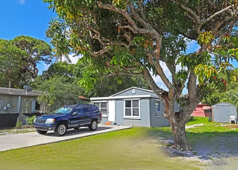 812 SE Nassau Ave, Stuart, FL 34994 photo 2