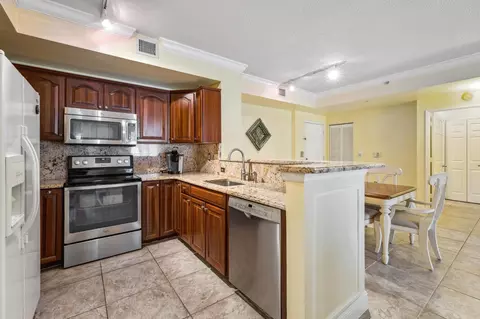 780 S Sapodilla Ave #207, West Palm Beach, FL 33401