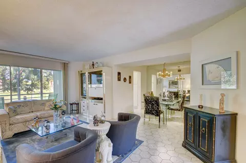 3810 Via Poinciana #203, Lake Worth, FL 33467