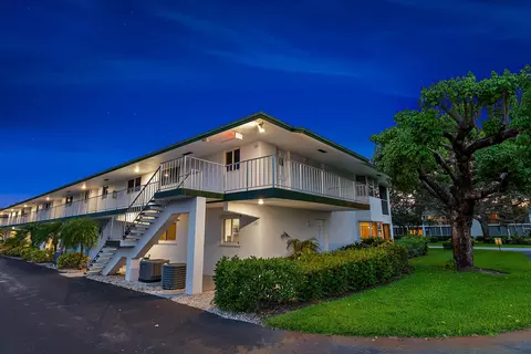 9 Garden St #106J, Tequesta, FL 33469