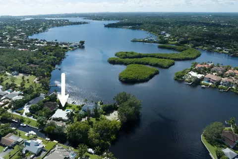 9420 SE Point Ter, Tequesta, FL 33469