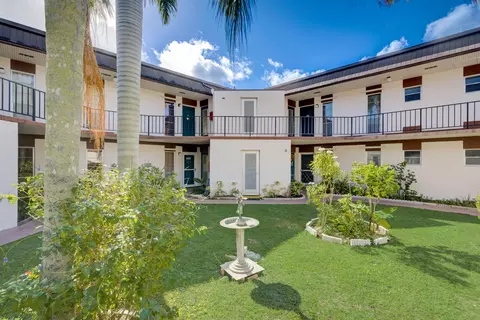 3 Greenway Vlg N #104, Royal Palm Beach, FL 33411