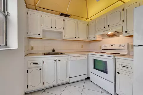 200 Saxony E, Delray Beach, FL 33446 photo 14
