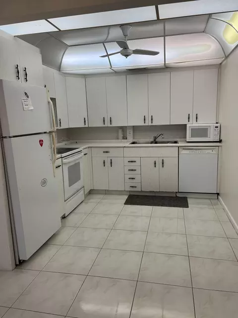 2035 Wolverton B, Boca Raton, FL 33434 photo 4