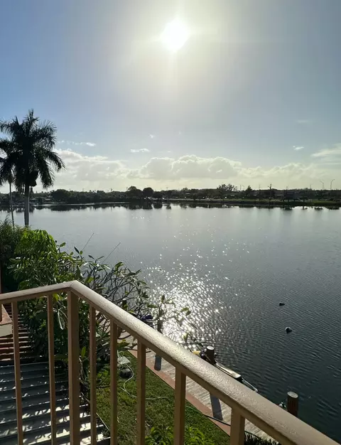 1100 Crystal Lake Dr #213, Pompano Beach, FL 33064