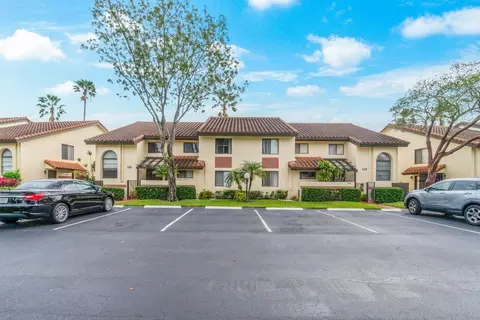 10279 N Circle Lake Dr #201, Boynton Beach, FL 33437