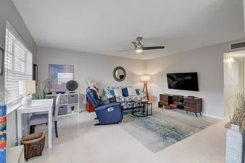 899 Flanders S, Delray Beach, FL 33484