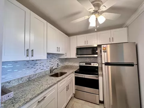 282 Chatham N, West Palm Beach, FL 33417