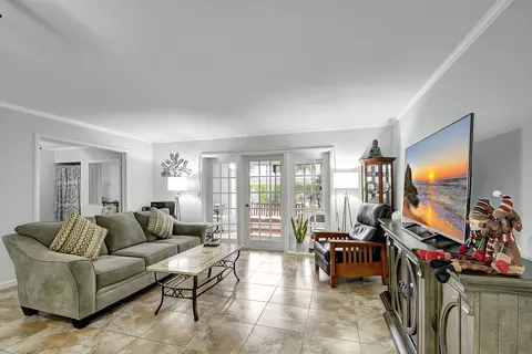 3186 Via Poinciana #109, Lake Worth, FL 33467