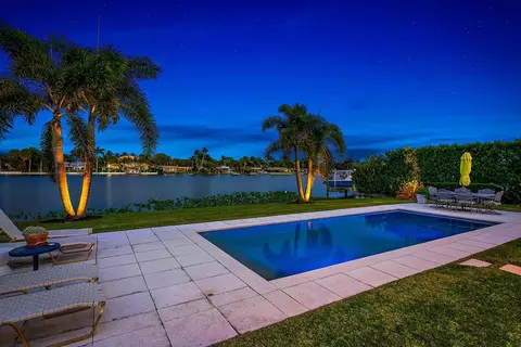 7128 W Lake Dr, Lake Clarke Shores, FL 33406