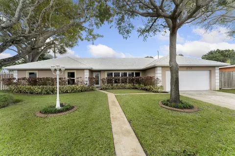 7521 Edgewater Cir, Lake Clarke Shores, FL 33406