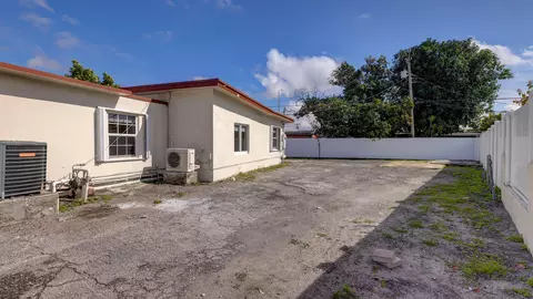 1421 E 9th Ct, Hialeah, FL 33010 photo 7