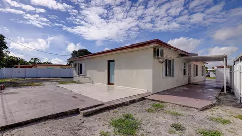 1421 E 9th Ct, Hialeah, FL 33010 photo 5