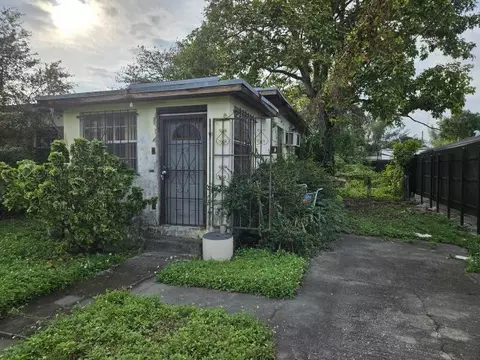 2470 NW 44th St, Miami, FL 33142