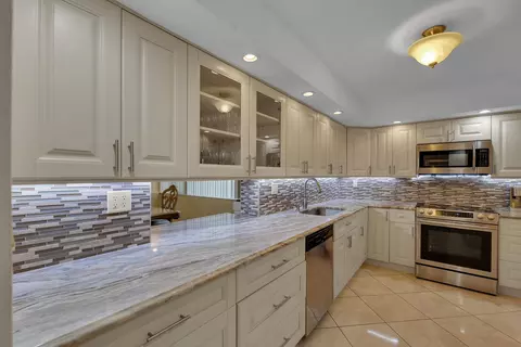 2811 N Cypress Rd, Pompano Beach, FL 33064