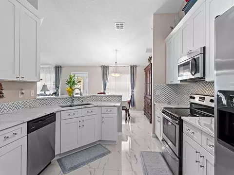 761 Rolling Hill Dr, Sebastian, FL 32958