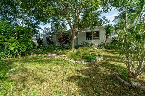 908 Wright Dr, FL 33461 photo 4