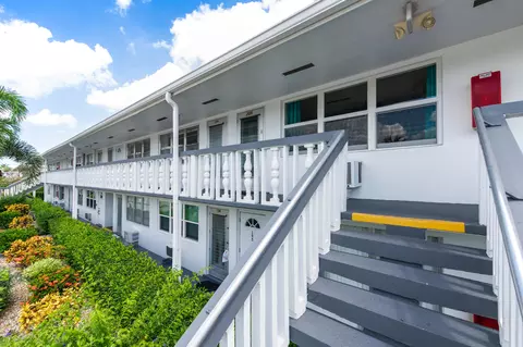 206 Berkshire J #206, West Palm Beach, FL 33417