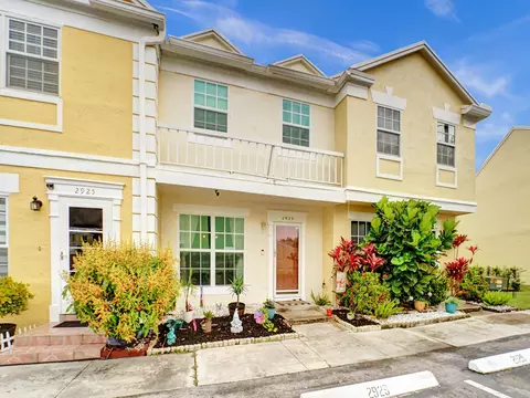 2929 Dorchester Ln, Hollywood, FL 33026
