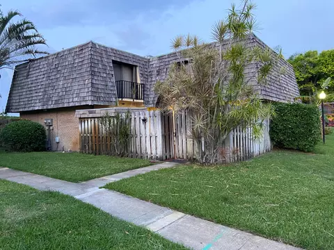 248 Woodland Rd, Palm Springs, FL 33461
