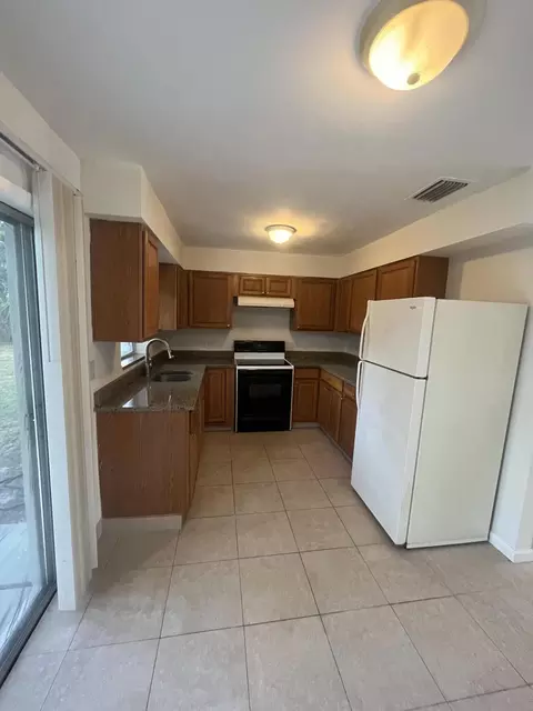 919 SE 10th St, Stuart, FL 34994 photo 2