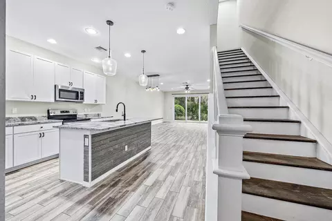 575 SW Glen Crest Way, Stuart, FL 34997 photo 2