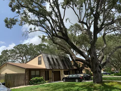1061 Raintree Ln, Palm Beach Gardens, FL 33410