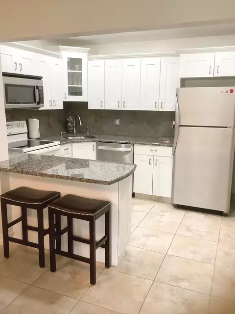 127 Lake Pine Cir #D-2, Greenacres, FL 33463