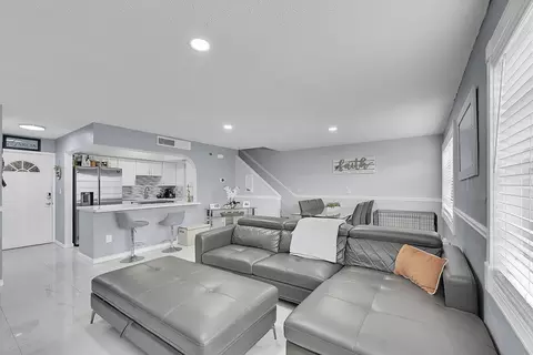 1350 W 53rd St #17, Hialeah, FL 33012 photo 2