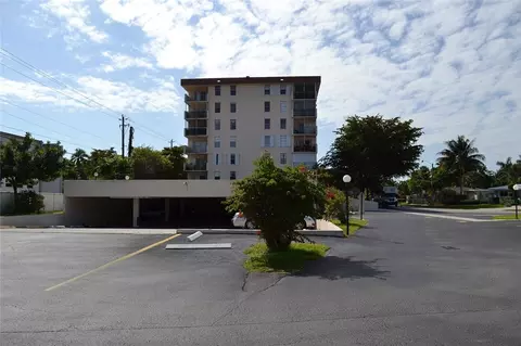 882 Summit Lake Dr, West Palm Beach, FL 33406
