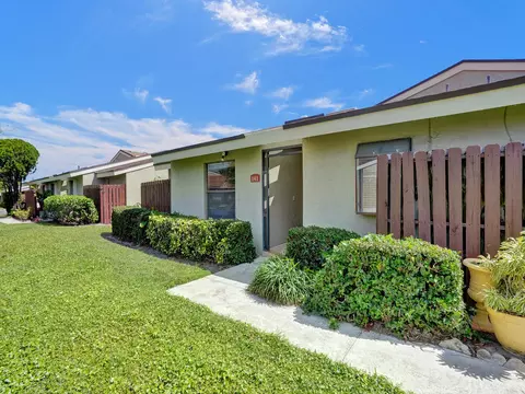 141 Meadows Dr, Boynton Beach, FL 33436