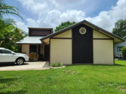 496 SE Cardinal Trl, Stuart, FL 34997