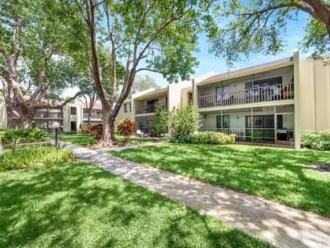 150 Pineview Rd #J2, Jupiter, FL 33469