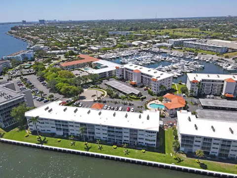 28 Yacht Club Dr #103, North Palm Beach, FL 33408